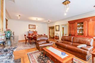 Zeer verzorgd appartement op de <strong>3e verdieping</strong> van residentie Gaudi met een fijn <strong>uitzicht op de Grote Markt van Sint-Niklaas</strong>. Het appartement scoort hoog op 'feel good' door de zeer ruime woonkamer en het open zicht op het marktplein.<br />Er zijn drie verschillende terrassen, 2 terrassen voor de slaapkamers, 1 terras voor de keuken en het balkon voor de woonkamer. Inclusief in de prijs zit de kelderberging. Mogelijkheid  (geen verplichting) tot aankoop van <strong>1 of 2 open autostaanplaatsen</strong> (15.000€ / autostaanplaats).<br /><br />Je komt het appartement binnen via een ruime inkomhal met vestiaire en een afzonderlijk gastentoilet. De woonkamer is <strong>spacieus, kwalitatief ingericht</strong> met ondermeer een <strong>eiken parket en marmeren schouwmantel</strong>. De keuken is volledig uitgerust.<br /><br />Er zijn <strong>drie ruime slaapkamers </strong>met terrassen en één slaapkamer heeft zijn eigen badkamer met ligbad en dubbele lavabo. Bijkomend is er nog een badkamer / wasplaats met douche en lavabo. Een afzonderlijke berging op het appartement maakt het bovendien extra praktisch.<br /><br />Kortom een fantastisch appartement op een <strong>bijzonder interessante locatie</strong>!<br /><br />Bel voor info of een vrijblijvend bezoek naar 03 502 98 74 of mail naar emily@claves.be. 