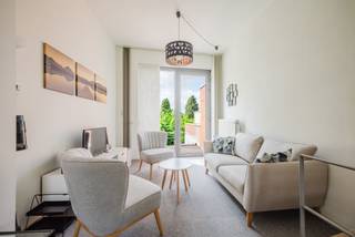 <strong>Deze energiezuinige woning is gelegen op één van de meest gegeerde locaties van Gent!</strong><br /><br /><strong>LIGGING</strong><br /><br />Gelegen op een absolute toplocatie nabij het UZ Gent, de Sterre en station Gent-Sint-Pieters, geniet u hier van een uitstekende verbinding met het stadscentrum, belangrijke invalswegen, universiteiten, winkels en openbaar vervoer.<br />Met een <strong>Mobiscore van 9,4/10</strong> bevinden alle dagelijkse voorzieningen zich binnen handbereik.<br /><br />Op wandelafstand vindt u het prachtige Citadelpark en het Paul de Smet de Naeyerpark, ideale plekken om te wandelen, sporten of ontspannen in het groen.<br />Hierdoor combineert deze woning het beste van 2 werelden: rustig wonen in een aangename buurt én genieten van alle voordelen die Gent te bieden heeft.<br /><br /><strong>INDELING</strong><br /><br />Op het gelijkvloers vindt u een inkomhal met plaats voor fietsen, een badkamer, berging, gastentoilet en een slaapkamer met directe toegang tot het terras en de gezellige stadstuin.<br />Op de 1ste verdieping vormt de lichtrijke leefruimte met open keuken het hart van de woning.<br />Grote raampartijen geven uit op een zonnig terras met trap naar de tuin, een heerlijke plek om in alle privacy te genieten van het buitenleven.<br /><br />De 2de verdieping omvat een polyvalente ruimte en een 2de slaapkamer.<br />Bovendien beschikt deze slaapkamer over een mezzanine, perfect als extra slaapplaats of praktische opbergruimte.<br /><br /><strong>Dankzij de uitstekende ligging en de slimme indeling is deze woning ideaal voor gezinnen, studerende kinderen of investeerders.</strong><br /><br />Contacteer Kevin: <strong>0476 66 55 50</strong>