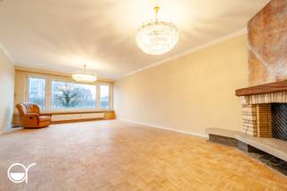 Ontdek dit ruim en lichtrijk appartment op de tweede verdieping in Residentie ‘Bristol’, op wandelafstand van Gent-Zuid. Met een bewoonbare oppervlakte van 115 m² en een uitstekende ligging biedt dit appartement een ideale combinatie van comfort, ruimte en bereikbaarheid.<br /><br />Via de inkomhal betreedt u via een charmante tussendeur de ruime woonkamer met aangename lichtinval. Aansluitend bevindt zich de geïnstalleerde keuken, uitgerust met een koelkast, elektrische kookplaat, oven, dampkap, spoelbak en microgolfoven.<br /><br />De nachthal, afgewerkt met een karaktervolle tegel in dambordpatroon en voorzien van ingemaakte kasten, geeft toegang tot een apart gastentoilet en de badkamer. Deze laatste is voorzien van een ligbad met douche, toilet en wastafel. Verder beschikt het appartement over twee volwaardige slaapkamers, die beide uitgeven op een terras.<br /><br />Tot slot horen bij het appartement een ondergrondse kelderberging (nr. 2) én een autostaanplaats op het gelijkvloers (P15), inbegrepen in de vraagprijs.<br /><br />Interesse in dit appartement of wenst u meer informatie?<br />Contacteer gerust Kobe Biebuyck via kobe@rosseel.be of 0498 57 86 13.