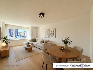 Dit instapklare appartement bevindt zich op de eerste verdieping van Residentie Benelux en werd recent volledig gerenoveerd, met aandacht voor comfort en hedendaagse afwerking.

Via de inkomhal, die toegang biedt tot alle ruimtes, komt u in de aangename leefruimte met mooi, open zicht op het water aan het dok. Aan de achterzijde bevindt zich de volledig ingerichte keuken, voorzien van kooktoestellen, koelkast, oven en vaatwasser.

Het appartement beschikt over twee volwaardige slaapkamers, één aan de voorzijde en één aan de achterzijde. Daarnaast is er een praktische ingemaakte kast met aansluiting voor wasmachine en technische voorzieningen. De moderne badkamer is uitgerust met een douche, lavabo en toilet. Op de benedenverdieping hoort bovendien een privatieve kelderberging bij het appartement.

De ligging is een absolute troef: in een populaire en autoluwe buurt aan Dok Noord. Deze omgeving combineert rust en waterbeleving met een uitstekende bereikbaarheid. Het historisch centrum bevindt zich op wandelafstand, openbaar vervoer is vlot bereikbaar en er is een snelle aansluiting naar de R4, Dampoort en het oude stadscentrum. Parkeergelegenheid is aanwezig aan het gebouw.

Een ideaal appartement voor wie comfortabel en rustig wil wonen, zonder in te boeten aan stedelijke dynamiek.
Videofoon - lift aanwezig - EPC125/UC3244673 - conformiteitsattest - gem. kosten: € 110/maand (incl. verwarming) - GEEN STUDENTEN - beschikbaar vanaf 1/6/2026.

Bezoekaanvragen ENKEL VIA MAIL: beheer@vastgoednbeheer.be - BIV 506.884 / BIV 514.268