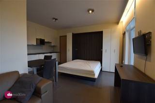 <p><span>Studio moderne et meublé, pour deux personnes, dans le centre de Louvain</span></p><p><span> </span></p><p><span>Ce studio est situé sur la Bondgenotenlaan et est entièrement meublé. Sa situation unique dans le centre de Louvain et à proximité des transports en commun en fait votre base idéale. Ce studio convient à deux personnes. </span></p><p><span> </span></p><p><span>Le studio est entièrement équipé. Vous disposez d'un canapé, d'un lit double, d'une table et de chaises, d'un bureau et d'un téléviseur. La kitchenette est entièrement équipée d'un réfrigérateur, d'un lave-vaisselle, d'un micro-ondes et d'une plaque de cuisson. En outre, des couverts, des assiettes et des ustensiles de cuisine sont également mis à votre disposition. </span></p><p><span> </span></p><p><span>La salle de bains est équipée d'une douche, de toilettes et d'un lavabo. Avez-vous un lave-linge ou un sèche-linge ? Le raccordement est disponible. </span></p><p><span> </span></p><p><span>Le bâtiment est équipé d'un ascenseur. Au sous-sol de l'immeuble, vous pouvez jeter vos déchets et il y a de l'espace pour ranger votre vélo. </span><span> </span></p><p><span> </span></p><p><span>La redevance mensuelle est de €95. Ce forfait couvre tous vos frais pour les parties communes, le chauffage, l'internet, le ramassage des ordures et, au début du contrat, vous recevrez un nouveau protège-matelas. </span></p><p><span> </span></p><p><span>Vous pouvez également louer ce studio pour une période plus courte. La période minimale est de 6 mois et le loyer sera alors majoré de 8 %. Les charges restent les mêmes. </span></p><p><span> </span></p><p><span>Planifiez votre visite dès maintenant !</span></p><p><span> </span></p><p><span>015 20 36 00 - <span>info@domoxim.be</span></span></p><p><span> </span></p>