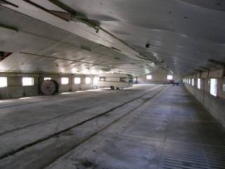 Opslagplaats (630 m² - 45m x 13m), landelijk en centraal gelegen tussen E40 en E403.Afwerking: betonnen vloer, toegangspoort (B:3,7m / H:2.6m),...