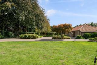 <strong>Exclusieve gerenoveerde villa met zwembad en tennisveld op circa 1,2HA in Sint-Katelijne-Waver.</strong>
<p>Op zoek naar rust, ruimte en luxe in Sint-Katelijne-Waver? Deze volledig <strong>gerenoveerde villa (2022)</strong> combineert <strong>hedendaags comfort met een uitzonderlijk niveau van afwerking</strong>, gelegen op een prachtig privé-domein van circa <strong>1,2 hectare</strong>. Volledige <strong>privacy</strong> en <strong>duurzaamheid</strong> staan centraal in deze unieke eigendom, die werd afgewerkt volgens de hoogste energie- en woonnormen.<br /><br /><strong>Woningkenmerken:<br /></strong><strong>E-peil A</strong> (98kWh/m²)<br /><strong>Warmtepompverwarming<br /></strong><strong>68 zonnepanelen</strong> (10.000 Wp)<br /><strong>Luxe keuken</strong> met uitzicht op de tuin, aansluitend op de ruime leefruimte met bar<br /><strong>Meerdere slaapkamers</strong> waaronder 2 op het gelijkvloers en 1 op de verdieping met eigen badkamer<br /><strong>Twee badkamers</strong>, ruime inkomhal, bureau en berging/wasplaats<br /><strong>Dubbele garage</strong> en ruime oprit met automatische toegangspoort</p>
<p>De <strong>open leefruimte</strong> met zitkamer, eetgedeelte en bar vloeit naadloos over in de keuken – ideaal voor wie houdt van licht, ruimte en gezelligheid. De grote raampartijen zorgen voor een directe connectie met de tuin en het buitenleven.<br /><br /><strong>Buitengewone buitenomgeving: </strong><strong>tuin</strong> met diverse terrassen, <strong>privétennisveld</strong>, <strong>verwarmd zwembad</strong> met zonneterras.<br />Lange oprijlaan, <strong>volledige omheining</strong> en <strong>automatische poort, a</strong><strong>utoluwe straat (fietsstraat)</strong> <br /><br /><strong>Locatie:<br /></strong>Deze villa is strategisch gelegen, grenzend aan R6, in een rustige, <strong>autoluwe straat</strong>, toch <strong>centraal in Sint-Katelijne-Waver. <br /></strong>Goede verbindingen naar Mechelen, Antwerpen en Brussel (via R6). Winkels, scholen en natuur alsook 2 ziekenhuizen <strong>AZ Sint-Maarten en Imelda op korte afstand.</strong></p>
<h3><strong>Troeven op een rij</strong></h3>
<ul>
<li>
<p>100% privacy op een uitgestrekt privéterrein</p>
</li>
<li>
<p>Energiezuinig wonen zonder in te boeten aan comfort</p>
</li>
<li>
<p>Combinatie van hedendaagse luxe en functionele indeling</p>
</li>
<li>
<p>Instapklaar en gerenoveerd met oog voor detail</p>
</li>
</ul>
<p>Ben je op zoek naar een <strong>villa waar luxe, duurzaamheid en rust samenkomen</strong>? Deze unieke eigendom biedt alles wat je zoekt. Aarzel niet en <strong>plan vandaag nog je bezoek</strong> – dit pareltje is een zeldzame kans op de vastgoedmarkt!</p>