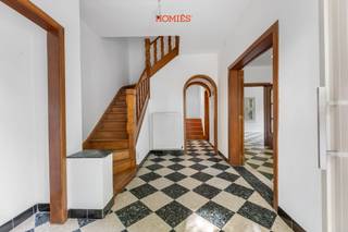In een rustige en aangename woonomgeving in Wijgmaal bevindt zich deze vernieuwde woning met een bewoonbare oppervlakte van maar liefst 329 m². De woning combineert de charme van een karaktervolle woning met het comfort van diverse renovaties en technische vernieuwingen. De woning beschikt over een lichtrijke leefruimte, een keuken (zonder fornuis), vier volwaardige slaapkamers, een zolder én kelder, een wasruimte, twee badkamers en drie toiletten. De voorbije jaren werden belangrijke investeringen uitgevoerd, waaronder een conforme elektrische installatie, een nieuw dak, een nieuwe gasketel met vernieuwde leidingen, zonnepanelen, een gekeurde laadpaal etc. Dankzij het asbestveilig attest en het EPC-label C biedt de woning bovendien een solide basis voor de toekomst. Een extra troef is de groene ligging. Aan de voorzijde bevindt zich het Ymeria Park, terwijl ook de achterzijde uitgeeft op een park. Tegelijk geniet u van een uitstekende bereikbaarheid dankzij de nabijheid van winkels, scholen, openbaar vervoer, het station van Wijgmaal en Leuven. Zo combineert deze woning een rustige woonomgeving met een uitstekende bereikbaarheid. Naast de woning bevindt zich één afzonderlijk bouwlot waarvoor reeds een bouwvergunning werd verkregen. Deze bouwgrond maakt geen deel uit van de verkoop van de woning en wordt afzonderlijk aangeboden. Wenst u graag een bezoek of extra informatie? Aarzel dan zeker niet om contact op te nemen via info@homies.be!<br />