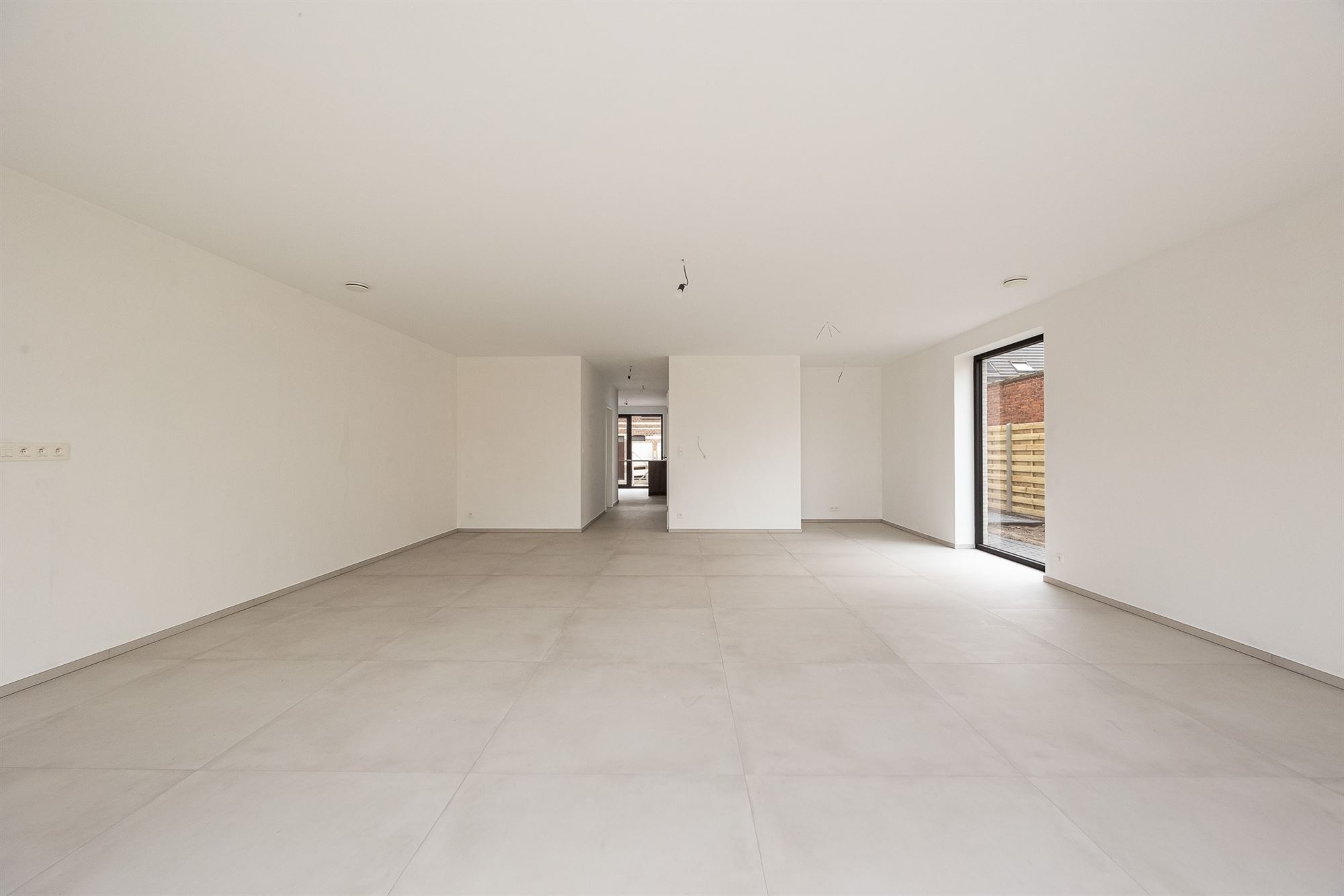 Maison de construction récente avec 5 chambres, 2 salles de bains et jardin - photo 5