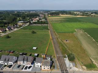 Deze eigendom bevindt zich in Idegem, een immer rustige en landelijke deelgemeente van Geraardsbergen. <br />Betreft een perceel van 687m² met een halfopen bebouwing en aparte garage.<br />Indeling: ruime inkomhal/woonkamer, woonkamer met ruime open keuken, veranda en badkamer. De verdieping telt drie kamers. Kelder en zolder aanwezig. Achter de woning bevindt zich een berging (stookruimte) en ruime garage voor één wagen en opslag.<br />De woning vraagt een renovatie om te voldoen aan alle hedendaagse (energie)normen en wooncomfort.<br />LEUK RENOVATIEPROJECT VOOR EEN HANDIGE HARRY, AAN DE JUISTE PRIJS/KWALITEIT VERHOUDING!!<br />EPC: 589 kWh/(m² jaar), energielabel F, renovatieverplichting. P-score: A, G-score: A, geen risicozone voor overstromingen. Woongebieden met landelijk karakter + agrarische gebieden, Geen vergunning uitgereikt, geen verkavelingsvergunning uitgereikt, geen voorkooprecht, geen rechtelijke herstelmaatregel of bestuurlijke maatregel opgelegd.<br />U kan alle attesten bij verkoop downloaden via de website janssens-leroy.be.