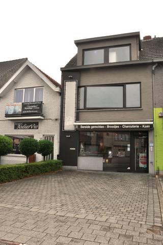 <h2><span>Handelspand met 2 verdiepingen en/of overname van bestaande zaak te St. Antonius:</span></h2><h2><span> </span></h2><p><span>Op zoek naar een commerciële ruimte met veel mogelijkheden in het centrum van St. Antonius?</span><span> Dit handelspand, gelegen aan de </span><span>Handelslei 178</span><span>, biedt een uitstekende basis voor verschillende commerciële activiteiten en kan bovendien gecombineerd worden met een woonfunctie.</span></p><p><span>Het pand beschikt over een </span><span>winkelruimte</span><span>, momenteel ingericht als </span><span>Izi Mael</span><span>, waarvan de zaak en inrichting </span><span>eventueel mee over te nemen zijn</span><span>. De winkel is voorzien van </span><span>koeltogen</span><span>, waardoor het pand bijzonder geschikt is voor een voedingszaak, traiteur, speciaalzaak of andere handelsactiviteit.</span></p><p><span> </span></p><p><span>Achteraan bevinden zich een </span><span>keuken</span><span>, </span><span>berging</span><span> en een </span><span>badkamer</span><span>. De badkamer is verouderd en kan naar eigen smaak worden vernieuwd.</span></p><p><span>Het pand beschikt daarnaast over </span><span>twee verdiepingen</span><span>, die verschillende mogelijkheden bieden. Zo kunnen deze ruimtes verder worden ingericht als uitbreiding van de handelszaak, kantoor-/praktijkruimte of eventueel worden omgevormd tot een </span><span>duplexwoning</span><span>, afhankelijk van de mogelijkheden en de nodige vergunningen.</span></p><p><span> </span></p><h3><span>Troeven:</span></h3><ul><li><span>Gelegen aan de </span><span>Handelslei 178 in Zoersel</span></li><li><span>Commerciële ligging</span></li><li><span>Winkelruimte met </span><span>koeltogen</span></li><li><span>Keuken, berging en badkamer aanwezig</span></li><li><span>2 verdiepingen</span><span> met tal van mogelijkheden</span></li><li><span>Mogelijkheid tot uitbreiding van de handelsruimte</span></li><li><span>Potentieel om een </span><span>duplex</span><span> te creëren, mits vergunning</span></li><li><span>Overname van Izi Mael en de aanwezige inrichting bespreekbaar</span></li><li><span>Ideaal voor starters of ondernemers die op zoek zijn naar een pand met potentieel</span></li><li><span> </span></li></ul><p><span>Een pand met karakter en vooral veel mogelijkheden.</span><span> Mits de nodige opfrissingswerken kan hier een mooie handelszaak met bijkomende ruimte of woongelegenheid worden gerealiseerd.</span></p><p><span>Interesse? Neem gerust contact op voor meer informatie of een bezoek ter plaatse.</span></p>