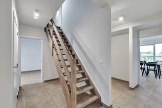 <p>Bent u op zoek naar een ruim en stijlvol appartement met een slimme indeling en een uitstekende ligging?<br />Ontdek deze prachtige duplex op de 2de verdieping in het rustige Desselgem, slechts enkele kilometers ten westen van Waregem-centrum en langs de charmante Leie.<br /><br />Met een royale oppervlakte van maar liefst 147 m² en een hoogwaardige afwerking biedt dit appartement alles wat u wenst:<br />Een ruime hal met een gastentoilet en een vaste trap naar de bovenverdieping.<br />Een badkamer met een inloopdouche, wc en dubbele wastafel.<br />3 slaapkamers, waaronder een masterbedroom op het verdiep met een dressing en een 2de eigen badkamer voorzien van een ligbad, wc en dubbele wastafel.<br />Een lichtrijke woonkamer met grote ramen en een open keuken, die uitgeeft op een zuidgericht terras – dé perfecte plek om te genieten van de zon.<br />Een handige aanpalende ruime berging voor extra opbergruimte.<br />Een privatieve kelderberging voor nog meer opslagmogelijkheden.<br />Minstens 1 grote garageboxen van 25 m², ideaal voor de wagens, fietsen en extra spullen.<br /><br />Daarnaast geniet u van een vlotte bereikbaarheid, met een ideale combinatie van groen, ruimte en nabijheid van het bruisende Waregem. Dit appartement is perfect voor wie op zoek is naar comfortabel wonen of een waardevolle investering.<br />(prijzen exclusief kosten) (1 tot 2 garageboxen verplicht bij te nemen, in totaal €25.000 excl kosten per garagebox)</p>