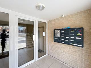 Dit appartement is als volgt ingedeeld:- Lichtrijke woonkamer met open keuken - Gerenoveerde badkamer met inloopdouche, lavabo en toilet. Eveneens...