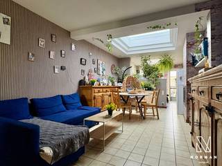 Gezellige instapklare woning met 3 slaapkamers in de Pius X wijk te Kortrijk. <br /><br />De woning heeft een inkomhall, lichtrijke open leefruimte met keuken en een badkamer met lavabomeubel en douche. Er is een afzonderlijk toilet. Op de eerste verdieping vinden we 2 slaapkamers, op het tussenverdiep is er nog een slaapkamer. De zolder is op vandaag niet ingericht maar biedt tal van mogelijkheden door de vaste trap die al aanwezig is. De woning heeft ook een praktische kelder.<br /><br />Een leuke extra is het achtertuintje/terras mét buitenbar!<br /><br />Dankzij het EPC D is er op vandaag geen renovatieplicht.<br /><br />Parkeren kan voor de deur, of er kan in de buurt een garage gehuurd worden.