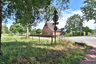 <p>Droomt u van wonen in alle rust, omringd door groen en natuur, zonder in te boeten aan bereikbaarheid? Dan is deze eigendom in de Smoutpot op de grens van Melsele en Zwijndrecht een unieke kans. Gelegen op een perceel van maar liefst 3 820 m² combineert deze woning een landelijke omgeving met vrij uitzicht over de omliggende weilanden én een uiterst goede bereikbaarheid richting Beveren, Antwerpen, Gent.<br /><br />De solide woning werd gebouwd in 1959 en beschikt over een bewoonbare oppervlakte van 193 m². Op het gelijkvloers bevinden zich een inkomhal met vestiairemogelijkheid, een apart toilet, een ruime living van ca. 46 m², een ingerichte keuken, een badkamer en praktische berging. Verder beschikt de woning over een kelder. Op de eerste verdieping vindt u een nachthal, drie volwaardige slaapkamers en een tweede badkamer. Daarnaast is er een ruime zolderverdieping met extra opslag- of uitbreidingsmogelijkheden.<br /><br />Buiten geniet u van een zonnige zuid-georiënteerde tuin. De combinatie van tuin, weiland en groene verzichten zorgt voor een uitzonderlijk gevoel van ruimte en vrijheid. Daarnaast bevindt zich op de grond nog een ruime garage/berging van ca. 45 m² met automatische poort en een ruime bovenverdieping. Het aangrenzende weiland biedt tal van mogelijkheden voor dierenliefhebbers of wie op zoek is naar extra buitenruimte.<br /><br />Renovatieplicht van toepassing, wat de kans biedt om deze eigendom volledig naar eigen smaak en volgens de hedendaagse normen te vernieuwen.<br /><br />De uitzonderlijke perceeloppervlakte, de uiterst rustige en groene ligging, het aansluitende weiland en het potentieel maken van deze eigendom een zeldzame opportuniteit voor wie ruimte, natuur en een vlotte bereikbaarheid wil combineren.<br /><br />Benieuwd? Contacteer ons via verkoop@homevast.be of 03 344 77 44 voor meer informatie en/of een persoonlijk bezoek ter plaatse.</p>