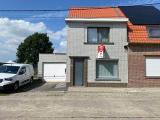 <strong>Wervik - Landelijk gelegen woning met 1 slaapkamer te koop.</strong><br /><br /><strong>Indeling:</strong><br />Inkomhal, lichtrijke living met aansluitende keuken (zelf in te richten), berging, aparte opslagplaats, ruime garage, veranda en ruime tuin.<br /><u>1ste verdieping:</u> ruime badkamer en slaapkamer<br /><u>Zolderverdieping:</u> extra slaapkamer mogelijk<br /><br /><strong>Troeven:</strong><br />+ Wartmepomp<br />+ Veranda<br />+ Garage en staanplaats<br />+ Ruime tuin<br />+ Voorzieningen vloerverwarming<br />+ Mogelijkheid tot extra slaapkamer op zolder