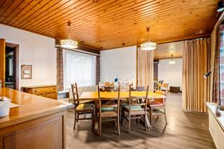 <p>Vrijstaande woning met vier slaapkamers op ca. 687 m².</p>
<p>Indeling en omschrijving:<br />Via de inkomhal betreedt u de woning. Van hieruit heeft u toegang tot de vaste trap naar de zolder, de keuken en de woonkamer. Het eerste deel van de woonkamer is ingericht als eethoek en geniet van ramen op het zuidoosten en het noordwesten. Aansluitend bevindt zich een ruime zithoek met open haard.</p>
<p>De keuken geeft uit op de veranda en aansluitend de tuin. Vanuit de keuken heeft u rechtstreeks toegang tot een eerste slaapkamer, die momenteel is ingericht als bureau en wasruimte. De nachthal geeft verder toegang tot nog drie slaapkamers en de badkamer.</p>
<p>Op de zolderverdieping is er, naast de bestaande sauna met douche, nog veel ruimte voor een hobbykamer of bijkomende slaapkamers, zeker mits het plaatsen van dakkapellen.</p>
<p>De woning beschikt over een praktische kelder, die uitgeeft op de garage met inrit langs de rechterzijde van het perceel. Langs de linkerzijde van de woning bevindt zich bovendien een tweede garage.</p>
Extra info: <span>vrijstaande woning I </span><span>EPC 1.136 kWh/ (m² jaar) label F I infoplicht: Vg, Wg, Vv, Gvkr, Gmo I watertoets: P-score: A I G-score: A.</span><br /><br /><span>Renovatieverplichting residentiële gebouwen van toepassing (label F). Meer info: https://www.vlaanderen.be/een-woning-kopen/renovatieverplichting-voor-residentiele-gebouwen.</span>