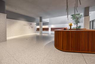 <p>Op de 13de verdieping van de <span><span>Antwerp Tower</span></span> bevindt zich dit uitzonderlijke hoekappartement met een adembenemend panoramisch uitzicht over de skyline van Antwerpen. Dankzij de zuidwestelijke oriëntatie geniet u hier de hele dag van een overvloed aan natuurlijk licht en ’s avonds van een prachtige avondzon, wat zorgt voor een unieke woonbeleving op hoog niveau.</p>
<p>Via de centraal gelegen inkomhal bereikt u alle ruimtes van het appartement. De lichtrijke leefruimte met open keuken vormt het kloppend hart van de woning en baadt in het licht dankzij de grote raampartijen. Hier vloeien comfort en elegantie moeiteloos samen, met een indrukwekkend zicht over de stad als dagelijks decor. De stijlvolle bulthaup-keuken, uitgerust met hoogwaardige ZUG-toestellen, combineert strak design met maximale functionaliteit en sluit perfect aan bij de leefruimte — ideaal voor wie houdt van koken en gezellig tafelen in een verfijnde setting.</p>
<p>Het appartement beschikt over 3 slaapkamers waarvan 1 slaapkamer momenteel dienstdoet als bibliotheek, elk met toegang tot het voorterras. De master bedroom is voorzien van een moderne ensuite badkamer met inloopdouche en toilet, wat zorgt voor extra privacy en comfort. Daarnaast is er een tweede, aparte badkamer, perfect voor bewoners en gasten.</p>
<p>Een absolute troef zijn de 2 terrassen met optimale oriëntatie. Zowel vanuit de leefruimte als vanuit de keuken heeft u toegang tot het tweede terras, zodat u op elk moment van de dag kan genieten van zon, rust en een weids uitzicht over de stad. Binnen en buiten lopen hier naadloos in elkaar over.</p>
<p>Verder beschikt het appartement over twee praktische bergruimtes in de woning en een extra bergruimte op de verdieping.<br />Een autostaanplaats en kelderberging zijn bij aan te kopen voor €60.000.<br /><br />Voor meer info of een afspraak contacteer Amparo, 0478 68 29 86 - amparo@reds.be</p>