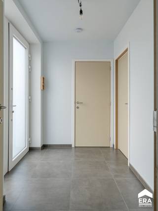 <p>Moderne en energiezuinige woning met 3 slaapkamers, tuin en garage, gelegen in het centrum van Balen. Er is een extra vergunning mogelijk voor een uitbreiding achteraan de woning. Indien alles voldoet aan de verkavelingsvoorschriften, kan de vergunning binnen maximaal 4 maanden verkregen worden.  </p>

<p><strong>Troeven:</strong></p>

<ul><li>Heel energiezuinig (E-peil 13)</li><li>24 zonnepanelen</li><li>Houtskeletbouw (Ecohuis)</li><li>Ventilatie Type D</li><li>Volledig ingerichte keuken</li><li>Extra uitbreiding (56 m²) mogelijk</li></ul>

<p>Indeling gelijkvloers: Inkomhal, toilet, woonkamer, keuken, garage.</p>

<p>Indeling verdieping 1: Nachthal, badkamer, toilet, slaapkamer 1, slaapkamer 2.</p>

<p>Indeling verdieping 2: Slaapkamer 3, technische ruimte.</p>

<p>Kruipkelder aanwezig.</p>