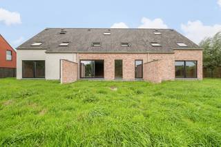 In het residentiële nieuwbouwproject ‘Reynaert’ in Zwevezele wordt deze duurzame gesloten woning gerealiseerd in een landelijke bouwstijl. De woning ligt op een perceel van 236 m² en beschikt over een zuidgerichte tuin. De inpandige garage biedt rechtstreeks toegang tot de praktische berging/wasplaats.<br />Via de inkomhal kom je binnen in de open leefruimte, die naadloos aansluit op de volledig uitgeruste keuken met keukeneiland. Vanuit de keuken heb je eveneens rechtstreeks toegang tot de berging/wasplaats, wat zorgt voor een praktische indeling en extra dagelijks comfort. Op de eerste verdieping bevinden zich vier slaapkamers en een ruime badkamer met dubbele wastafel, douche en bad. Een vaste trap leidt naar de open zolderruimte, waar de mogelijkheid bestaat om een extra kamer in te richten. Daarnaast beschikt de woning over twee afzonderlijke toiletten: één op het gelijkvloers en één op de eerste verdieping. Na aankoop wordt het interieur verder afgewerkt volgens jouw wensen en smaak. Zo geef je de woning een persoonlijke invulling en creëer je een thuis die helemaal bij jou past. Ook op het vlak van energiezuinigheid is deze woning klaar voor de toekomst. De geothermische warmtepomp in combinatie met vloerverwarming zorgt voor een aangename verwarming in de winter en energiezuinige passieve koeling tijdens de zomer.<br /><br />Deze prijs omvat zowel de grond als een volledig afgewerkte, instapklare woning. Alle afwerkingen en voorzieningen zijn inbegrepen: een budget voor keuken en badkamer inclusief sanitair, warmtepomp, zonnepanelen, vloerverwarming, keuringen, terras, oprit, afsluiting en grasaanleg. Enkel de wettelijke kosten zijn hierin nog niet opgenomen. Bekijk de transparante ALL-IN prijs voor een volledig afgewerkte en instapklare woning, inclusief alle kosten (notariskosten, aansluitkosten, verkooprecht en btw) op onze website: <strong> www.dumobil.be/nl/woonprojecten/projecten/zwevezele-reynaert </strong>Of vraag vrijblijvend informatie via onze bouwadviseur <strong>Sam Borrey: sam@dumobil.be | 0483 210 133</strong>.