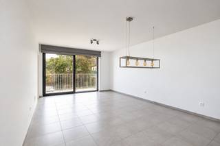 Locatie

Gelegen op een centrale locatie in Deurne, op wandelafstand van tram- en bushaltes met een vlotte verbinding naar Antwerpen-centrum. Voor de dagelijkse boodschappen bevinden onder meer Carrefour Market Dascottelei en Delhaize zich in de nabije omgeving. Ook het Boekenbergpark en het Provinciaal Groendomein Rivierenhof liggen op korte afstand en bieden tal van mogelijkheden voor ontspanning. Daarnaast zijn verschillende scholen, sportfaciliteiten en belangrijke invalswegen vlot bereikbaar.

Indeling

U komt binnen via de inkomhal dat doorgang geeft tot de ruime en lichte woonkamer met open keuken voorzien van ingebouwde toestellen van A-merken waaronder een ijskast, diepvriezer, oven, microgolfoven, vaatwasser, inductiekookplaat en dampkap. Langs de woonkamer kan u via de nachthal de badkamer met douche en een apart toilet vinden. Het appartement beschikt over een berging met aansluitingen voor de wasmachine en droogkast. In deze ruimte vindt u tevens de internetaansluiting, alsook de hoogrendementsketel. Aan het einde van de nachthal vindt u de eerste slaapkamer. Deze geeft op haar beurt doorgang aan een Zuid-Oost georiënteerd terras. Langs de woonkamer kan u de tweede slaapkamer betreden. Hier vindt u ook de doorgang naar een extra ruimte die ingericht kan worden als dressing. Het Noord-West georiënteerd terras is te bereiken via de woonkamer en de tweede slaapkamer.

Tot slot is er een ondergrondse staanplaats beschikbaar. Verplicht aan te kopen voor € 15.000.

Troeven

✔ Gunstige EPC-score: 71 kWh/m² jaar

✔ 2 ruime terrassen (12m2 en 4m2)

✔ 2 volwaardige slaapkamers

✔ Elektriciteit conform

✔ Staanplaats