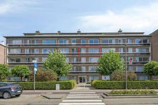 Discover this spacious apartment of approximately 107 m² located at Nieuwdreef 105 in Merksem. It is located on the third floor of a neat...