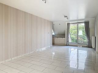 Duplexappartement met 2 slaapkamers.Bij het betreden van het appartement komen we binnen in de woonruimte, verder is er ook een keuken aanwezig met...