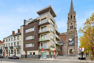 In het hart van Roeselare, op wandelafstand van winkels, horeca en dagelijkse voorzieningen, vinden we dit ruim en instapklaar appartement. Het...