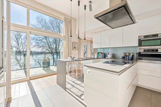 Sommige eigendommen onderscheiden zich niet door wat ze tonen, maar door wat ze laten voelen.Achter een gevel met geschiedenis bevindt zich een...