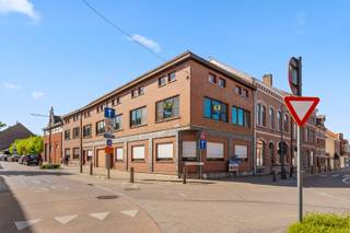 Dit gebouw bestaat uit 1 rijwoning en 2 appartementen en is goed gelegen in het centrum van Hoegaarden. Het gebouw werd in de jaren '90 gerenoveerd. De rijwoning omvat op het gelijkvloers: inkomhal, living, eetplaats, woonkeuken, bureau/slaapkamer, badkamer, toilet, garage, technische berging en een binnenkoer/terras. Op het verdiep vindt u nog 4 slaapkamers, tweede badkamer en een berging. Dit gedeelde is tevens onderkelderd. De 2 appartementen omvatten beiden: inkomhal, 2 slaapkamers, leefruimte met open keuken, badkamer, toilet en berging. 1 appartement is vrij en het appartement op het gelijkvloers is verhuurd (750 euro/maand). Kortom bent u op zoek naar een interessante investering in centrum Hoegaarden kan u ons contacteren voor verdere info of een bezichtiging in te plannen.