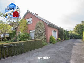 Goed gelegen, ruime woning met inkom, living, ruime keuken, badkamer, toilet, 4 slaapkamers, wasplaats, garage, kelder en grote tuin met serres.<br />Een 5de slaapkamer is mogelijk als de keuken mag verkleinen.<br />Stevige basis op een mooi perceel, ideaal als renovatieproject.<br /><br />Troeven:<br />- 4 slaapkamers waarvan 2 op het gelijkvloers<br />- zeer grote tuin biedt mogelijkheden voor een eventueel bijgebouw<br />- goeie ligging, vlakbij centrum Olsene met vlotte verbinding naar E17, openbaar vervoer en handelszaken.<br /><br />Benieuwd naar het potentieel van deze eigendom?<br />Graag mailen naar sylvie@immoroba.be of een seintje op 09/388.53.53.