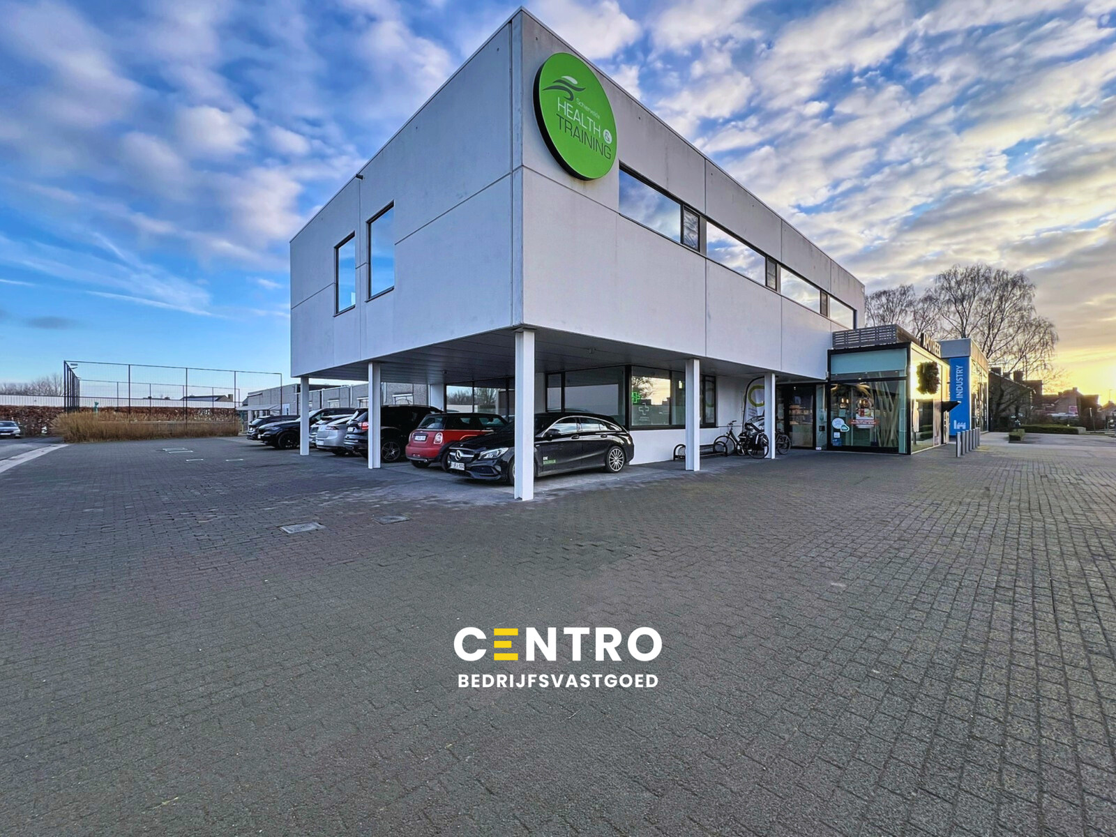 INSTAPKARE praktijkruimte met gemeenschappelijke faciliteiten (receptie, wachtzaal, parking,...) voor medisch of paramedisch beroep ! - foto 1