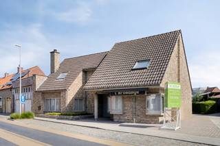In de <strong>Hogestraat 30 te Hooglede</strong> bevindt zich dit <strong>bijzonder ruime handelspand </strong>met woonst en garage, gelegen op een perceel van 470 m². Dit eigendom biedt een uitstekende opportuniteit voor wie wonen en werken wil combineren, maar is ook <strong>perfect geschikt voor uiteenlopende commerciële activiteiten</strong> zoals traiteurzaak, winkel, kantoor, horeca of praktijkruimte.<br /><br /><strong><u>Gelijkvloers – handel en wooncomfort</u></strong><br />Aan de voorzijde bevindt zich de <strong>handelsruimte</strong>, momenteel nog ingericht als bakkerij. Deze omvat een winkelruimte, opbergruimte en een ruime werkplaats met onder meer een koelcel, ovens en uitgebreide stockage.<br />Aansluitend bevindt zich het woongedeelte met een keuken, lichtrijke living, bergruimte/wasplaats en een ruime inkomhal met gastentoilet. Vanuit de hal is er bovendien toegang tot een praktische kelder die extra opslagruimte biedt.<br /><br /><strong><u>Eerste verdieping – ruime woonmogelijkheden</u></strong><br />De eerste verdieping beschikt over drie ruime slaapkamers en een badkamer met bad, lavabo en toilet. Daarnaast is er een dressing en een extra kamer met sauna, die perfect kan worden ingericht als vierde slaapkamer, bureau of hobbyruimte.<br />Boven de voormalige werkplaats bevindt zich bovendien een zeer ruime zolder over de volledige oppervlakte, wat tal van mogelijkheden biedt voor uitbreiding of een extra invulling.<br /><br /><strong><u>Strategische ligging</u></strong><br />Het pand geniet een sterke <strong>commerciële ligging</strong> in de Hogestraat, met goede zichtbaarheid en een vlotte verbinding naar het centrum van Hooglede, Roeselare en de omliggende gemeenten. Ideaal voor wie een zaak wil uitbouwen op een goed bereikbare locatie.<br /><br /><strong>Troeven</strong>
<ul>
<li><strong>Unieke combinatie</strong> van wonen en werken</li>
<li>Voormalige bakkerij met professionele inrichting (heropstart of herbestemming mogelijk.</li>
<li>Zeer grote zolder met aanzienlijk uitbreidingspotentieel voor bijkomende woon- of werkruimtes.</li>
<li>Geschikt voor <strong>diverse commerciële activiteiten</strong></li>
</ul>
Ontdek zelf de troeven van dit unieke pand en laat u verrassen door de ruimte en commerciële mogelijkheden.<br />Neem gerust contact op met ons kantoor voor een vrijblijvend bezoek - 051/201.400.