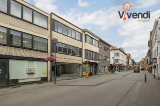 Op wandelafstand van de Grote Markt op een invalsweg van het centrum treft u dit handelshuis bestaande uit een commerciële ruimte van ca. 105m² op...