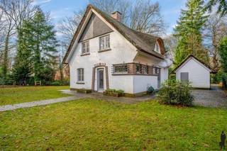 <strong>Instapklare vrijstaande woning zeer centraal gelegen. </strong><br />Deze charmante woning is gelegen op wandelafstand van Heide, dichtbij openbaar vervoer, winkels en scholen!<br /><br />De woning omvat:<br />1. Een <strong>gelijkvloerse verdieping</strong> met o.a. woonkamer, eet gedeelte, open keuken en wasplaats. <br />2. Een <strong>eerste verdieping</strong> met 3 slaapkamers en een badkamer. <br /><br />Voorzieningen op de <strong>gelijkvloerse verdieping</strong>:<br />Deze<strong><span> </span>charmante woning</strong> is op het gelijkvloers voorzien van:<br />- Een inkomhal met gastentoilet voorzien van handenwasser en plaats voor vestiaire.<br />- Een L-vormige woonkamer met <strong>zithoek en eethoek. </strong><br />- <strong>Hedendaagse keuken</strong> voorzien van alle toestellen.<br />- Handige berging/wasplaats<br /><br />Voorzieningen op de <strong>eerste verdieping:</strong><br />De eerste verdieping van deze woning bestaat uit 3 slaapkamers, 2 ruime en een kleinere en een badkamer voorzien van<strong> ligbad/douche, wastafel </strong>en<strong> toilet.<br /><br />Aangename en onderhoudsvriendelijke tuin </strong>met<strong> terras </strong>en<strong> losstaand garagegebouw met automatische poort!<br /><span><br />Gunstige ligging</span></strong> in de nabijheid van<strong><span> diverse natuurgebieden t</span></strong>ussen de centra van<strong><span> Heide </span></strong>en<strong><span> Kapellen. </span></strong>Maar ook centraal in de nabijheid van<strong><span> openbaar vervoer </span></strong>en<strong><span> station. Een prachtige en groene omgeving!</span><br /><br /><br /></strong>