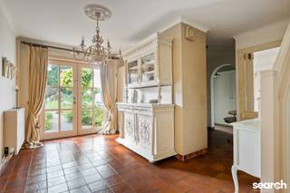 In de rustige Veldstraat, een zijstraat van de Ringlaan, ligt deze ruime vrijstaande villa met 4 slaapkamers. Winkels, scholen en openbaar vervoer bevinden zich vlakbij: rustig wonen met alle voorzieningen binnen handbereik!<br /><br />Via de ruime inkomhal met vestiaire en gastentoilet kom je in de lichtrijke woonkamer. Aansluitend bevinden zich de eetplaats en gezellige zithoek met houthaard, met mooi zicht op de tuin. De gesloten keuken geeft rechtstreeks toegang tot de zorgvuldig aangelegde, zuidoostgerichte tuin, waar je volop geniet van rust en privacy.<br /><br />Naast de keuken vind je een praktische berging met aansluitingen voor wasmachine en droogkast en een aparte garage.<br />Een grote troef is het comfort op het gelijkvloers: een ruime slaapkamer, aparte dressing en badkamer met inloopdouche en dubbele lavabo.<br /><br />Op de eerste verdieping bevinden zich 3 volwaardige slaapkamers, een apart toilet en 2 zolderruimtes met extra uitbreidingsmogelijkheden. De kelder zorgt voor bijkomende bergruimte.<br /><br /><strong><span>Benieuwd naar deze ruime villa en haar mogelijkheden?</span></strong> Bekijk de virtuele tour en kom langs om deze leuke woning te bezoeken. <strong><span>Bel Dries op 0470/107 217 voor een afspraak!</span></strong><br /> 