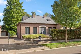 <h3>Ruime gezinswoning met 4 slaapkamers op een rustig gelegen perceel van 9 are 72 ca<span></span></h3>
<p>Deze ruime woning beschikt over maar liefst 274 m² bewoonbare oppervlakte en is gelegen op een perceel van 9 are 72 ca in een bijzonder rustige straat. Dankzij de royale leefruimtes, vier slaapkamers, drie badkamers en de uitzonderlijke hoeveelheid extra ruimte is dit een ideale woning voor wie op zoek is naar rust, comfort en ruimte.</p>
<p>Via de ruime inkomhal komt u in de verschillende leefruimtes. De woning beschikt over een aangename woonkamer, een aparte eetkamer en een ruime keuken. De verschillende leefruimtes sluiten mooi op elkaar aan en bieden dankzij hun royale oppervlaktes heel wat mogelijkheden.</p>
<p>Op het gelijkvloers bevinden zich daarnaast twee slaapkamers, een badkamer, een apart toilet en een praktische wasruimte.</p>
<p>De eerste verdieping biedt nog heel wat extra mogelijkheden. Hier bevinden zich twee ruime slaapkamers met elk een badkamer en verschilde zolderruimtes.</p>
<p>Een absolute troef is de zeer ruime garage met plaats voor twee wagens. Aansluitend bevinden zich verschillende bergruimtes en een grote bar- en ontspanningsruimte. Hierdoor is deze woning ook bijzonder interessant voor wie nood heeft aan extra opslag-, hobby- of werkruimte.</p>
<p>Ook buiten geniet u van een aangename omgeving. Het perceel van 9 are 72 ca biedt voldoende ruimte om te genieten van de tuin, terwijl de rustige straat zorgt voor een aangename en rustige woonomgeving.<br /><br /></p>
