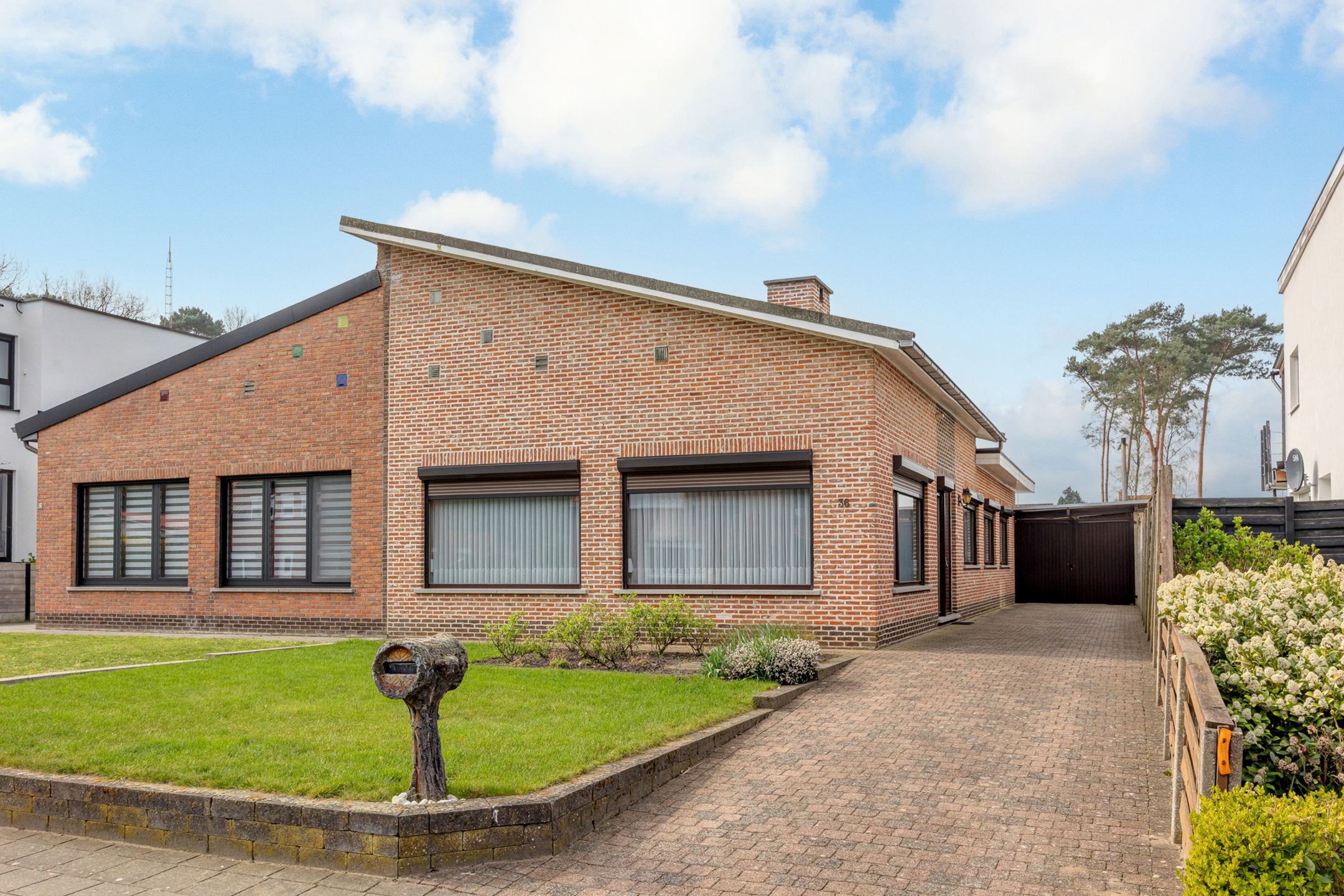 Te renoveren laagbouwwoning met 3 slpk te centrum Lichtaart! - foto 1