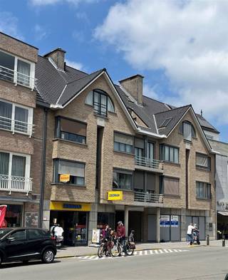 Welkom in dit charmante appartement in het hart van Stekene, dat een comfortabele woonruimte biedt met een bewoonbare oppervlakte van 97m²...