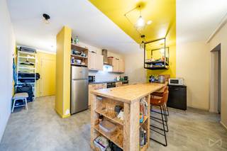 <p>We Invest SUD-LUXEMBURG biedt u dit opbrengstappartement aan, ideaal gelegen in het stadscentrum van Aarlen, op de 2de verdieping van een mede-eigendom. Het pand vormt een uitstekende investeringsopportuniteit, met een aantrekkelijk rendement en onmiddellijke bezetting dankzij een reeds bestaande cohousingformule.</p>
<p>De stedelijke ligging biedt directe toegang tot alle voorzieningen: winkels, openbaar vervoer, scholen en diensten, wat deze locatie bijzonder gegeerd maakt.</p>
<p>Het appartement is als volgt ingedeeld:<br />Een ruime inkomhal die toegang geeft tot de verschillende ruimtes, twee aparte toiletten, een grote gemeenschappelijke leefruimte met volledig uitgeruste open keuken, vier ruime slaapkamers waarvan twee met een eigen douchekamer, evenals een extra douchekamer.</p>
<p>Rendement:<br />Jaarlijkse huurinkomsten: € 34.200<br />Mede-eigendomskosten: ± € 100/maand</p>
<p>Troeven:<br />✔ Centrale ligging in Aarlen<br />✔ Perfect ingericht voor cohousing<br />✔ Onmiddellijke huuropbrengsten<br />✔ Grote huurvraag in de regio</p>
<p>Bent u op zoek naar een veilige investering met onmiddellijke inkomsten, gelegen in een regio met hoge huurvraag? Dan is dit pand een opportuniteit die u niet mag missen.</p>
<p>Voor meer informatie of om een bezoek te plannen, contacteer ons:<br />+32 (0)63 33 00 69 - sud.luxembourg@weinvest.be</p>