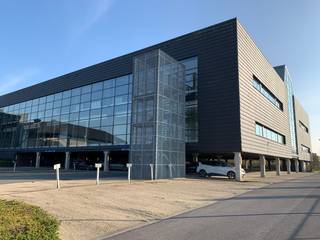 Fantastisch gelegen stijlvolle kantoren van +/- 800 m² te huur te Kortrijk op amper 1 km van de R8 met een onmiddellijke verbinding naar de E17. De instapklare en zeer lichtrijke kantoren situeren zich op de 1ste verdieping. De moderne ruimtes zijn van alle hedendaagse comfort voorzien en zijn ingedeeld in afzonderlijke kantoren, landschapskantoren en polyvalente ruimtes. Onmiddellijk beschikbaar. Ruime parkeermogelijkheden bij het gebouw. Tevens mogelijkheid tot huren van +/- 1.000 m² of 1.800 m². Contacteer PANORAMA voor meer informatie, plannen of een vrijblijvend plaatsbezoek 056 222 256.