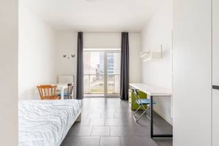 zoek naar een interessante opportuniteit in Antwerpen, zowel voor eigen gebruik als investering? Deze studio biedt een aangename woonervaring op een gunstige locatie. De indeling is praktisch, met een open leefruimte die dienstdoet als woon- en slaapgedeelte. De aanwezige meubels zoals een kast, bureau, eenpersoonsbed en gordijnen maken het geheel meteen bruikbaar. Verder zorgen de tegelvloer en de aparte berging met aansluitingen voor wasmachine en droogkast voor extra comfort. Het terras is een extra troef en een verlenging van het woongedeelte. <br /><br />De studio is momenteel vrij en kan onmiddellijk betrokken of verhuurd worden. Met een geschatte huurprijs van ongeveer €600 per maand (exclusief kosten) vormt dit een interessante investering, maar ook als eerste woonst is dit een mooie kans. De aankoop van een ondergrondse autostaanplaats is verplicht en bedraagt €25.000.<br /><br />De ligging is een grote troef: op korte afstand van Park Spoor Noord en in de nabijheid van winkels, scholen en eetgelegenheden. Openbaar vervoer en belangrijke toegangswegen bevinden zich vlakbij, wat zorgt voor een vlotte bereikbaarheid. Een compacte woonunit met sterke pluspunten. Meer informatie via www.quares.be