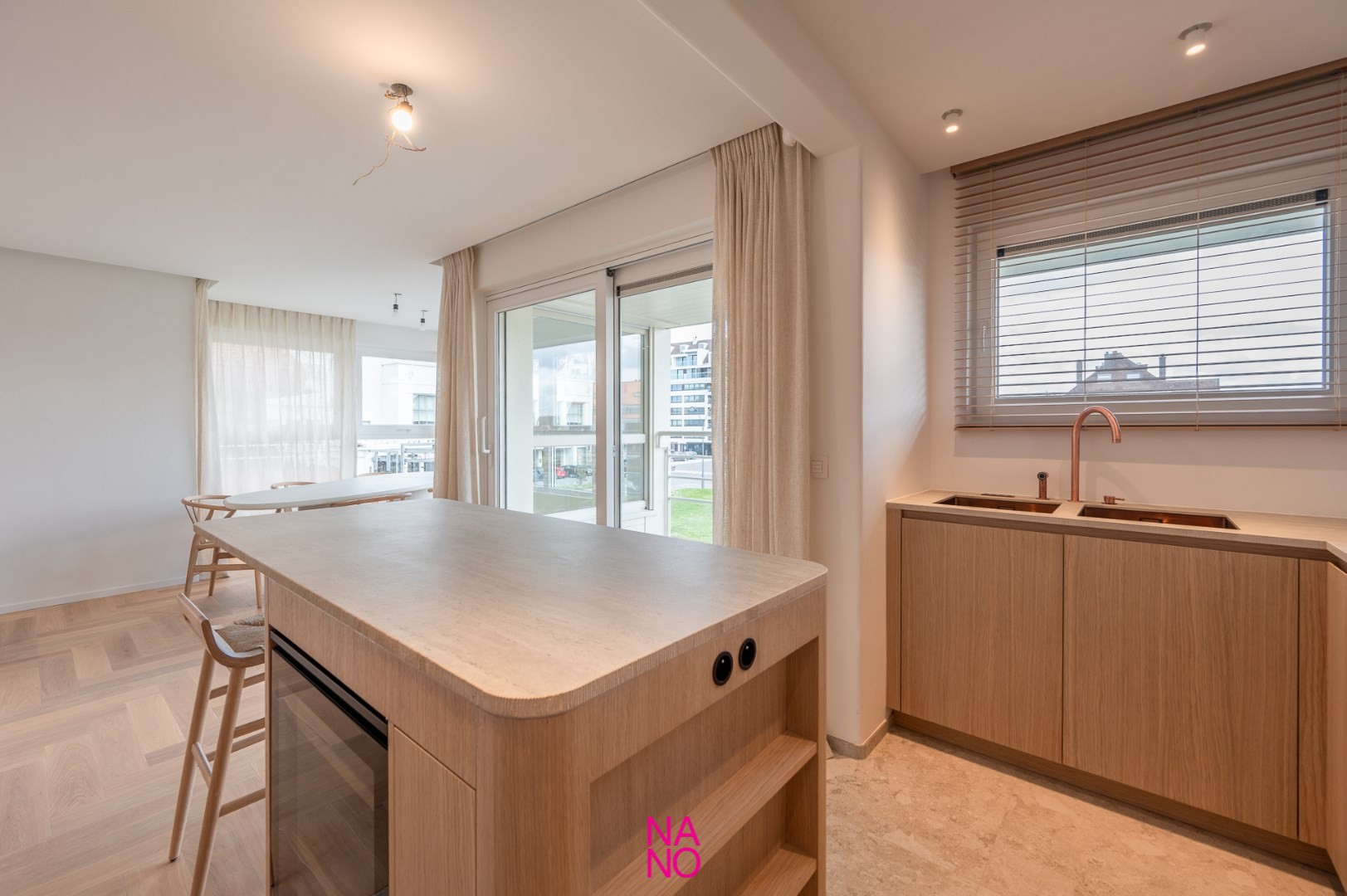 FENOMENAAL gerenoveerd hoekappartement met 3 ruime slaapkamers en een mooi terras en dit gelegen in een standingvolle villaresidentie vlakbij het casino en het Albertstrand te Knokke-Heist. - foto 5