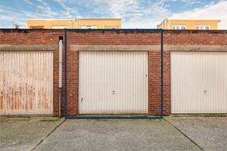 <p>Op zoek naar een veilige parkeerplaats of extra opslagruimte op een gunstige locatie? Ontdek dan deze gesloten manuele garagebox van ca. 16 m², rustig gelegen achter het appartementsblok aan de Laarsebaan 93 in Merksem.</p>
<p>De garagebox bevindt zich op een achterliggend terrein en is bereikbaar via de linkerzijkant van het appartementsgebouw aan Laarsebaan 87. Hierdoor geniet je van rust, privacy en extra veiligheid. De garage is bovendien zeer goed onderhouden en asbestveilig, waardoor je ze meteen zonder zorgen kan gebruiken. Ideaal voor het parkeren van je wagen of motor, maar ook perfect als praktische opslagruimte.</p>
<p>Ook de ligging is hier een enorme troef. Dankzij de vlotte bereikbaarheid en de centrale ligging nabij belangrijke verbindingswegen is deze garagebox ideaal voor eigen gebruik, maar ook een interessante investering met aantrekkelijk verhuurpotentieel.</p>
<p><strong>Troeven:</strong></p>
<ul>
<li>
<p>Gesloten garagebox van ca. 16 m²</p>
</li>
<li>
<p>Zeer goed onderhouden en asbestveilig</p>
</li>
<li>
<p>Centrale en vlot bereikbare ligging</p>
</li>
</ul>
<p></p>