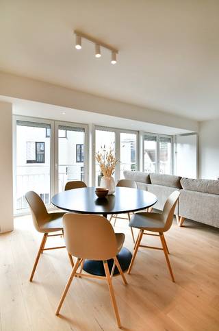 COMPLÈTEMENT RÉNOVÉ, APPARTEMENT LUMINEUX DE DEUX CHAMBRES (ORIENTÉ SUD-OUEST) À 75 MÈTRES DE LA PLAGE DE LA PANNE - INCLUANT UNE GRANDE...