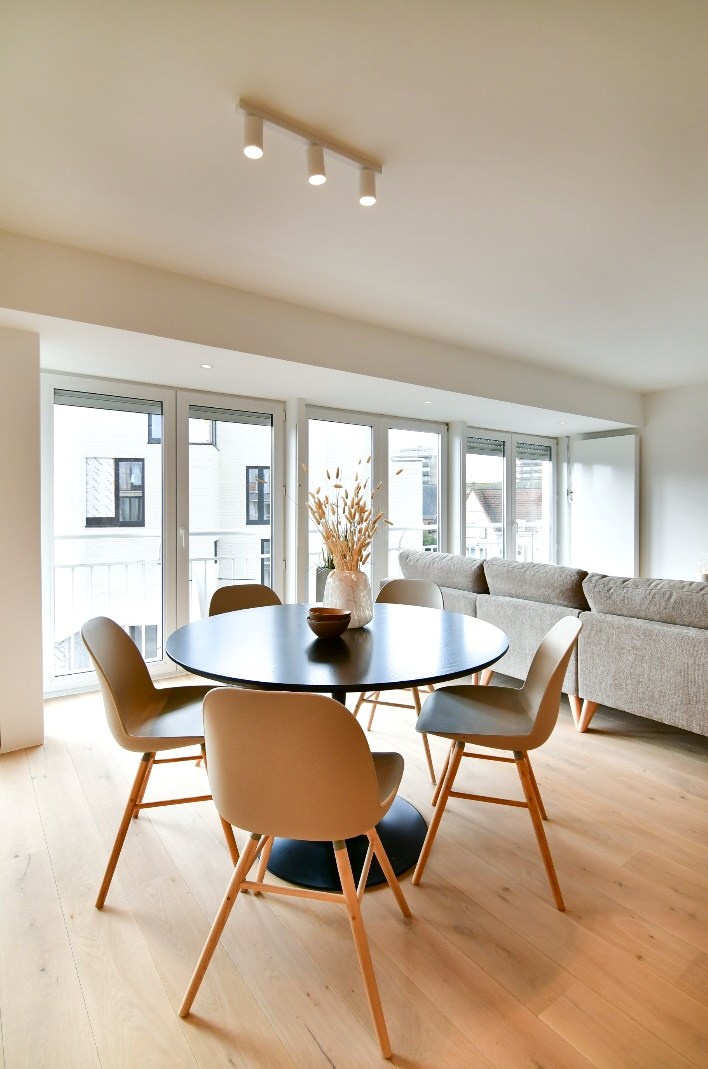 COMPLÈTEMENT RÉNOVÉ, APPARTEMENT LUMINEUX DE DEUX CHAMBRES (ORIENTÉ SUD-OUEST) À 75 MÈTRES DE LA PLAGE DE LA PANNE - INCLUANT UNE GRANDE CAVE PRIVATIVE - photo 3