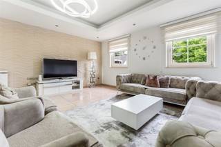 <p><span>Zeer ruime, goed onderhouden woning (269m²) met 4 slaapkamers + tuin van 10 are met ruime garage (26m²) te Beverlo.</span></p><p><span> </span></p><p><span>Belangrijkste troeven:</span></p><p><span>- Gelegen in een rustige straat</span></p><p><span>- 4 slaapkamers</span></p><p><span>- 2 badkamers</span></p><p><span>- Zeer ruime keuken en leefruimte</span></p><p><span>- Tuin met ruime garage en gezellige pergola</span></p><p><span>- Rolluiken</span></p><p><span> </span></p><p><span>Bekijk zeker ook de 3D virtuele rondleiding en de grondplannen met de afmetingen. Zo krijgt u van thuis uit al een perfect beeld van wat deze woning te bieden heeft!</span></p><p><span> </span></p><p><span>Wenst u meer info of een vrijblijvende bezichtiging, contacteer dan ons kantoor op het nummer 011 85 15 15 en wij helpen u graag verder.</span></p>