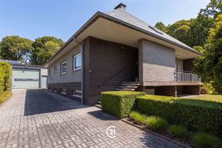 <p>ONTDEK DEZE UNIEKE EIGENDOM WAAR RUIMTE, COMFORT EN VEELZIJDIGHEID SAMENKOMEN. De gelijkvloerse villa beschikt over 3 SLAAPKAMERS, een ruime keuken met prachtig zicht op de groene tuin, een comfortabele badkamer met inloopdouche, ligbad en dubbele lavabo, en een lichtrijke leefruimte met een prachtig uitzicht over de Zwalmstreek.</p><p>Op de eerste verdieping bevindt zich een VOLWAARDIG APPARTEMENT MET 3 SLAAPKAMERS, KEUKEN, BADKAMER EN RUIME LEEFRUIMTE, ideaal voor kangoeroewonen, een groot gezin of als extra woongelegenheid.</p><p>De woning is VOLLEDIG INSTAPKLAAR en gelegen op een RUIM PERCEEL IN EEN GROENE EN RUSTIGE OMGEVING, met een vlotte bereikbaarheid. Bovendien zorgen de WARMTEPOMP EN AIRCONDITIONING voor een optimaal wooncomfort.</p><p>De bijhorende LOODS VAN 265 M² beschikt over een sectionale poort van 4 METER BREED EN 3,10 METER HOOG en is uitgerust met ELEKTRICITEIT, DRIJFKRACHT EN SANITAIR. Op het dak bevinden zich bovendien 40 ZONNEPANELEN. Een ideale opportuniteit voor zelfstandigen of voor wie WONEN EN WERKEN WIL COMBINEREN.</p><p>Een uitzonderlijk eigendom met eindeloze mogelijkheden, waar u wonen, werken en genieten perfect kunt combineren. Hier krijgt u de kans om UW DROOMWONING WERKELIJKHEID TE MAKEN.</p><p>EERSTE BEZOEKMOMENT OP 20 JUNI VAN 11U TOT 14U, ENKEL OP AFSPRAAK.</p><p>CONTACTEER ONS KANTOOR VOOR MEER INFORMATIE OF EEN BEZOEK EN ONTDEK DE MOGELIJKHEDEN VAN DEZE UNIEKE EIGENDOM.</p>