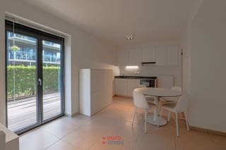 Uitermate knap, gelijkvloers appartement met 1 slaapkamer te huur op jaarbasis te Nieuwpoort-Stad. Met zijn centrale, doch rustige ligging is dit...