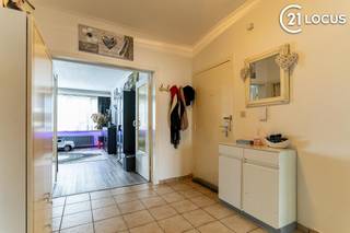 <h1><span>85 m² woonruimte, 2 slaapkamers én EPC B</span></h1> <p><strong><span>Meer ruimte dan je op het eerste gezicht verwacht.</span></strong><span> Dit verzorgde appartement in Belsele biedt maar liefst </span><strong><span>85 m² woonoppervlakte</span></strong><span>, twee ruime slaapkamers, een vernieuwde keuken én een gunstig EPC B.</span></p> <p><span>Een interessante combinatie voor wie vooral zoekt naar </span><strong><span>veel woonruimte voor zijn budget</span></strong><span>, zonder meteen grote renovatiewerken te moeten voorzien.</span></p> <h3><span>Licht en verrassend ruim</span></h3> <p><span>Het appartement bevindt zich op de eerste verdieping en beschikt over een aangename, lichtrijke leefruimte. De grote raampartijen zorgen voor veel natuurlijk licht en er is voldoende plaats om een volwaardige zithoek en eetruimte te creëren.</span></p> <p><span>Aansluitend vind je de </span><strong><span>recent vernieuwde keuken</span></strong><span>, uitgevoerd in een hedendaagse stijl en klaar voor dagelijks gebruik.</span></p> <p><span>Met </span><strong><span>twee ruime slaapkamers</span></strong><span> is het appartement geschikt voor verschillende woonwensen. Denk aan een koppel dat graag een extra bureau heeft, een klein gezin of iemand die gewoon wat meer ruimte zoekt.</span></p> <p><span>Ook is er een </span><strong><span>zuidgericht terras</span></strong><span>, een fijne extra om buiten even van de zon te genieten.</span></p> <h3><span>Energiezuinig zonder grote renovatiezorgen</span></h3> <p><span>Een belangrijke troef is het </span><strong><span>EPC-label B</span></strong><span>. Daarnaast beschikt het appartement over recente ramen met vliegenramen, centrale verwarming op aardgas en een conforme elektrische installatie.</span></p> <p><span>Dat maakt dit een appartement waar al heel wat belangrijke zaken op energetisch en technisch vlak in orde zijn.</span></p> <h3><span>Praktisch wonen in Belsele</span></h3> <p><span>Vanuit Belsele zijn winkels, scholen, openbaar vervoer en belangrijke verbindingswegen vlot bereikbaar. Een private garage of autostaanplaats is niet aanwezig, maar in de directe omgeving kan vlot geparkeerd worden.</span></p> <h3><span>Waarom dit appartement bekijken?</span></h3> <ul> <li><strong><span>85 m² woonoppervlakte</span></strong></li> <li><strong><span>2 ruime slaapkamers</span></strong></li> <li><strong><span>EPC B</span></strong></li> <li><span>Recent vernieuwde keuken</span></li> <li><span>Lichtrijke leefruimte</span></li> <li><span>Zuidgericht terras</span></li> <li><span>Recente ramen met vliegenramen</span></li> <li><span>Elektriciteit conform</span></li> <li><span>Centrale verwarming op aardgas</span></li> <li><span>Eerste verdieping</span></li> <li><span>Parkeermogelijkheden voor de deur</span></li> <li><strong><span>Vraagprijs €224.950</span></strong></li> </ul> <p><strong><span>Zoek je vooral ruimte, twee volwaardige slaapkamers en goede energieprestaties binnen een interessant budget? Dan is dit appartement absoluut een bezoek waard.</span></strong></p> <p><span>Plan je bezoek en ontdek zelf hoeveel woonruimte hier achter de gevel schuilgaat.</span></p>