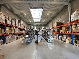 Unité PME nouvellement construite de 324 m² avec 108 m² de mezzanine à louer, fantastiquement située le long et avec visibilité de la très...