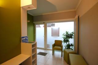 Goed gelegen handelsruimte te huur in Beringen!<br /><br />De praktijkruimte is ook geschikt voor verschillende doeleinden:<br />- Tandartsenpraktijk (ook inboedel hiervoor aanwezig)<br />- Schoonheidsspecialist(e)<br />- Medische pedicure<br />- Nagelstyliste<br />- Fysiotherapeut<br />- Tattoo shop<br /><br />De wachtruimte kan ook dienst doen als winkel voor verkoop van producten.<br /><br />De huurprijs is 950 euro + voor de verwarmingskosten en water wordt er een forfaitair bedrag gevraagd van 250 euro per maand.<br /><br />Let op: Het energieprestatiecertificaat werd opgemaakt voor de plaatsing van de nieuwe ramen! <br /><br />Het pand is onmiddellijk beschikbaar!<br /><br />Wenst u een afspraak of meer info?<br />U kan ons bereiken via evelien@vastengoed of via 014/ 72 73 74.