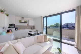 Zoekt u een modern en instapklaar dakappartement met lift en 2 ruime terrassen? Dan is dit recent appartement (2021) op de derde verdieping zeker iets voor u. <br />Gelegen in een rustige straat nabij het dorpscentrum is dit appartement uitstekend bereikbaar. Vlakbij winkels, scholen en openbaar vervoer en kort bij de N10 . <br />U komt binnen via de verzorgde inkomhal met gastentoilet. In de knusse woonkamer met volledig geïnstalleerde open keuken is het heerlijk cocoonen. Het grote schuifraam naar het zuidgericht terras zorgt voor een naadloze doorloop van binnen naar buiten. Dit gezellige terras biedt optimale privacy en heeft amper inkijk. De (technische) berging in de gang biedt plaats voor WM. Vooraan het appartement vindt u de ruime slaapkamer met maatwerk wandkast en de trendy ensuite badkamer met ruime inloopdouche en lavabo. Ook hier weer een panoramisch schuifraam met directe toegang tot een ruim en gezellig terras met mooi uitzicht. Op beide terrassen voelt u zich letterlijk in de wolken! <br />Achter de residentie is er een private parking (inbegrepen in de vraagprijs).<br />Kenmerken<br />+ uitstekende ligging<br />+ lift<br />+ EPC label A<br />+ 3 zonnepanelen<br />+ 2 ruime terrassen<br />+ elektriciteit conform<br />+ parkeerplaats inbegrepen <br />+ ideaal voor singles en koppels<br />Benieuwd of dit leuke studioappartement uw nieuwe thuis kan worden?<br />Ontdek het reeds via onze 360°-tour op www.avantivastgoed.be<br />Voor een bezoek of meer info contacteer 0479 01 00 00 of info@avantivastgoed.be