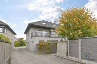 Dit ruime duplex appartement biedt maar liefst 122 m² aan wooncomfort en een doordachte indeling.Bij het binnenkomen betreed je de inkomhal met...